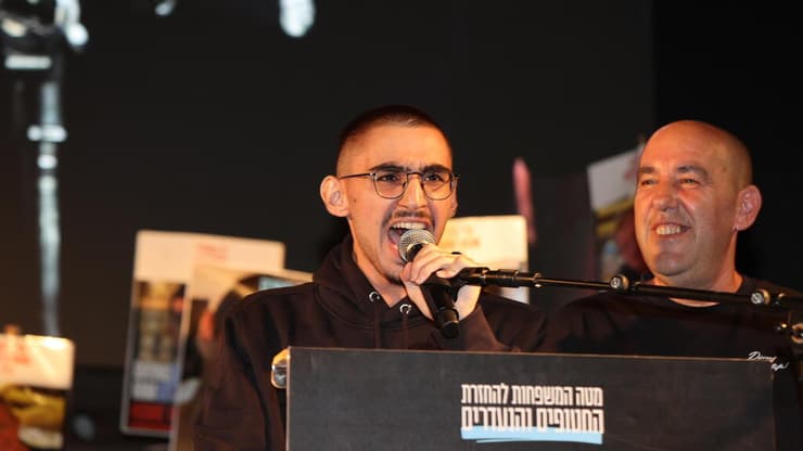 רום לצד אביו בעצרת למען השבת החטופים החללים (צילום: יריב כץ) הנאום המפתיע של שורד השבי רום ברסלבסקי