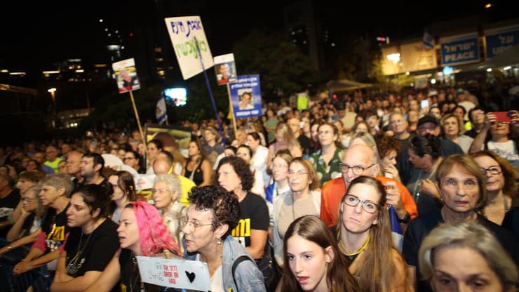 עצרת בכיכר החטופים בת"א