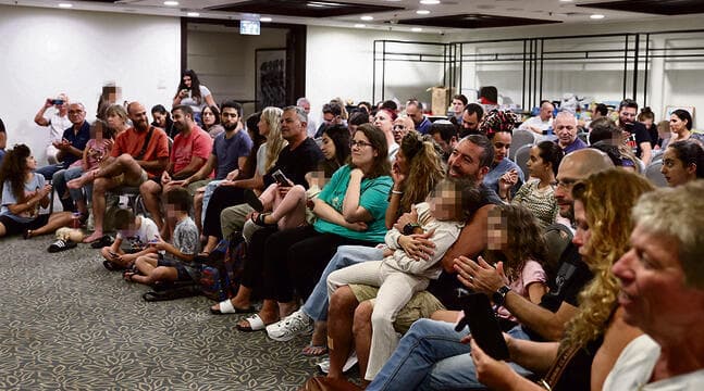 הופעה מול מפונים במלון בתל־אביב. "אמנים מתקשים להאכיל את המשפחה" | צילום: אוראל כהן yk14573475