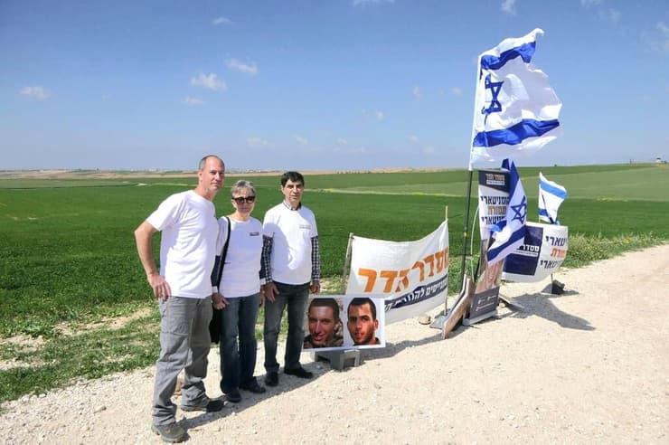 אלעד קציר ז״ל במסדר הדר לצד משפחת גולדין