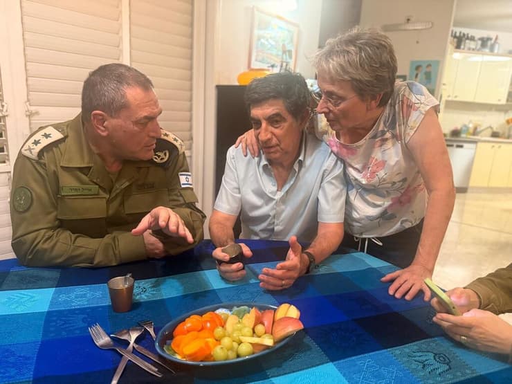 המפגש של זמיר עם הוריו של הדר. "מחויבים להמשיך לפעול להשבת כלל החללים החטופים" (צילום: דובר צה"ל) הרמטכ"ל נפגש עם משפחת גולדין