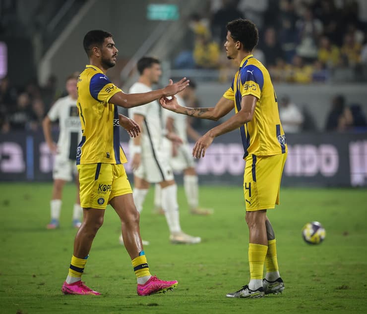 שחקן מכבי ת"א הייטור עם רז שלמה