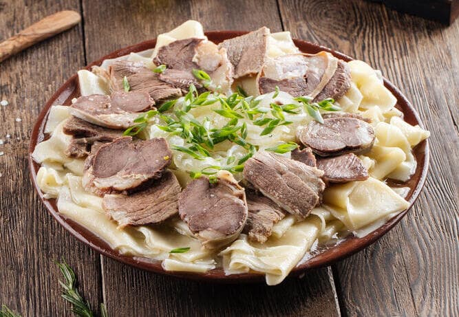 המנה הלאומית הקזחית בשברמק, עם נקניק סוס מסורתי (קאזי)