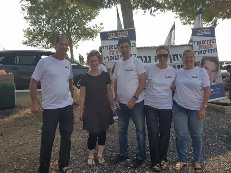 אלעד קציר ז"ל ב"מסדר הדר" לצד משפחת גולדין. מאבק עיקש ולא מתפשר על ערך האדם בחייו ובמותו (צילום: מתוך הפייסבוק) אלעד קציר ז״ל במסדר הדר לצד משפחת גולדין