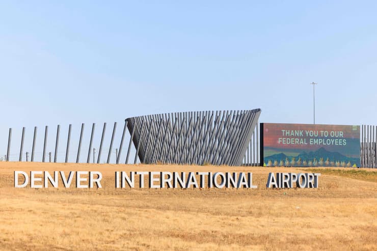שלט בנמל התעופה של דנבר קולורדו ארה"ב השבתת ממשל