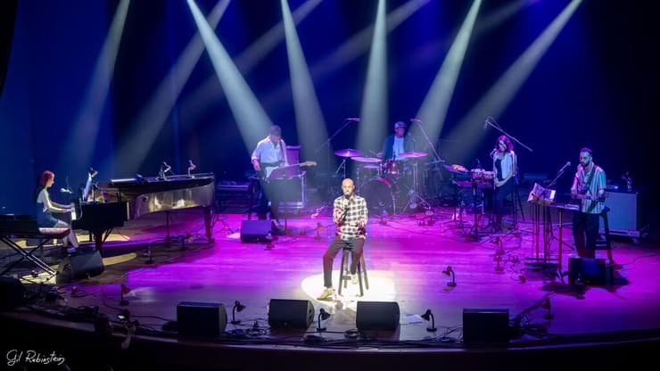 הזדמנות מעניינת לשמוע את השירים האהובים בעיבודים מוזיקליים חריפים. ג'ימבו ג'יי בפסטיבל תל אביב (צילום: גיל רובינשטיין) ג'ימבו ג'יי בפסטיבל תל אביב