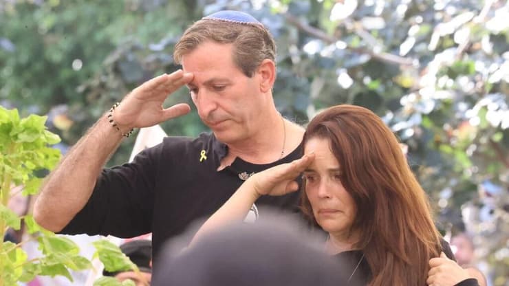   חגית ורובי חן מצדיעים