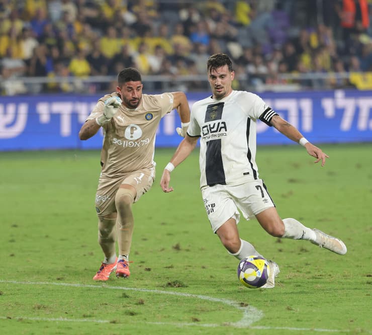 שחקן בית"ר ירושלים ירדן שועה מול שוער מכבי ת"א יואב ג'ראפי