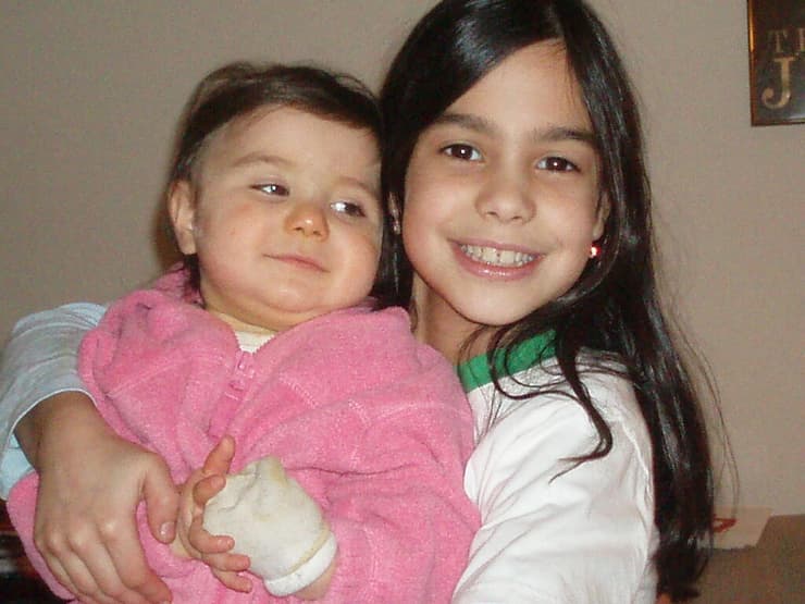 יהודית מחזיקה את אלישבע הפעוטה