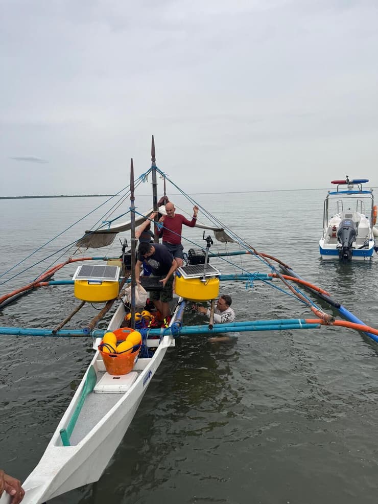 פרופ' רועי דיאמנט (לבוש בחולצה הלבנה במים) בעת הכנת מערכת האיכון בפיליפינים