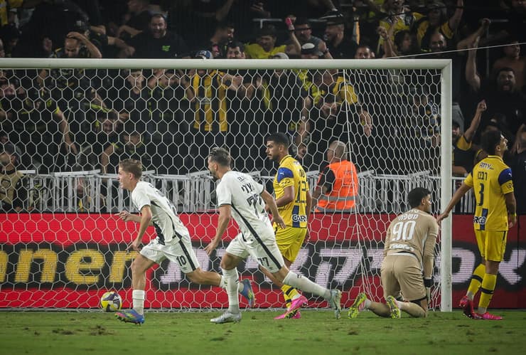 שחקן בית"ר ירושלים עדי יונה חוגג