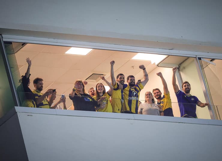 שורדי השבי, האחים גלי וזיו ברמן במהלך המשחק של מכבי ת"א נגד בית"ר ירושלים