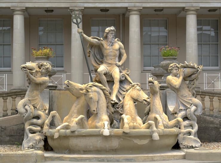 פסל בדמות פוסידון וסוסיו