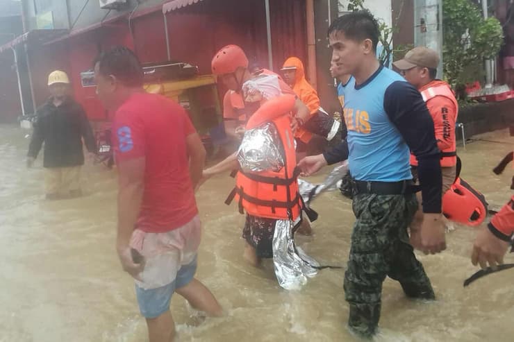 הצפות באי קטנדואנס הפיליפינים סופת סופר טייפון