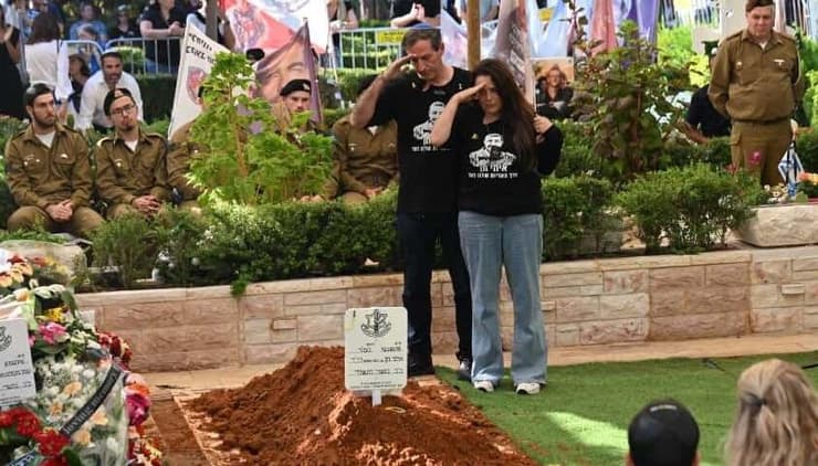 חגית ורובי חן מעל קבר בנם