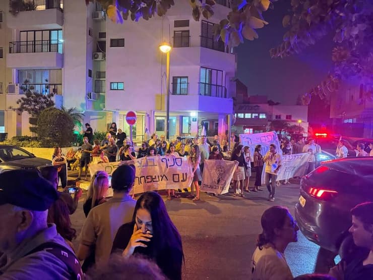 מאות הגיעו לבית המשפחה (צילום: איתן גליקמן ) מאות תומכים מחוץ לבית משפחת גולדין