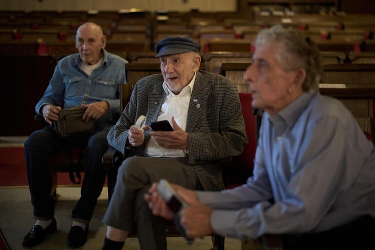 אלכסנדר, בינגהם ושפי בבית הכנסת בירושלים