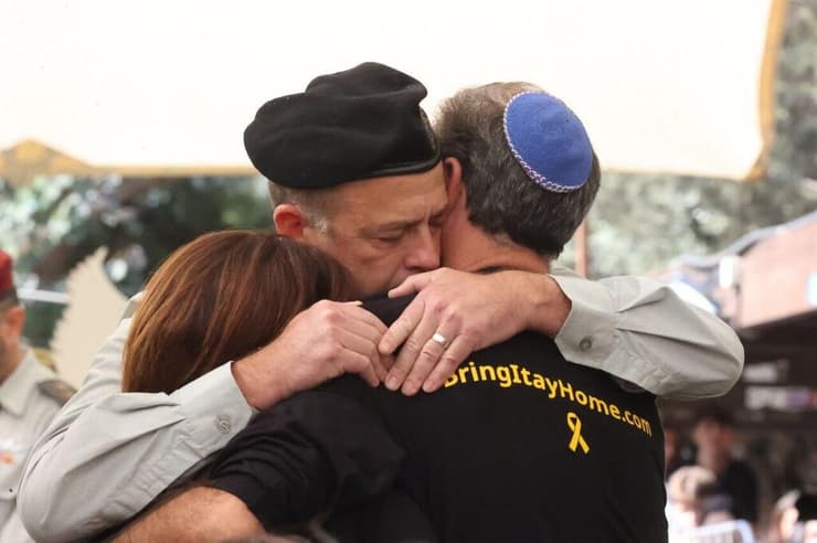 קצין השיריון הראשי אוהד מאור עם הוריו של חן 