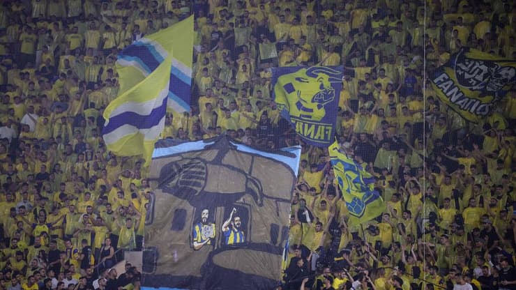 אוהדי מכבי ת"א עם מחווה לאחים גלי וזיו ברמן