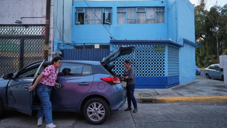 נהגת ונוסעת בשירות הנסיעות AmorrAs במקסיקו סיטי