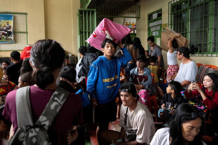הפיליפינים מנילה תושבים שפונו לקראת הגעת סופת סופר טייפון