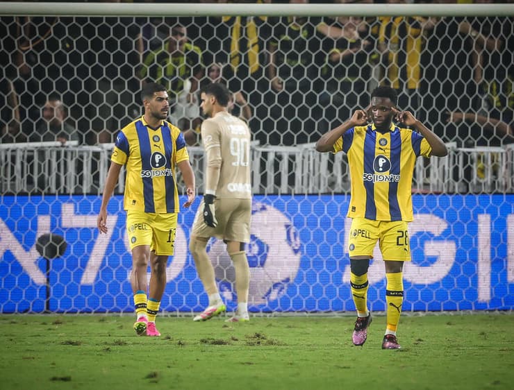 שחקן מכבי ת"א רז שלמה עם איסוף סיסוקו