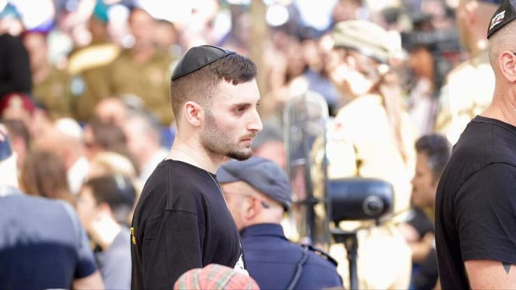 מתן אנגרסט בהלווייתו של איתי חן ז"ל