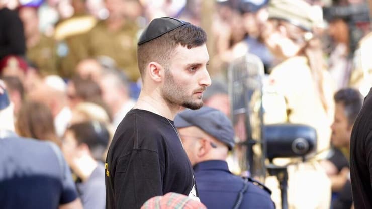 מתן אנגרסט בהלווייתו של איתי חן ז"ל