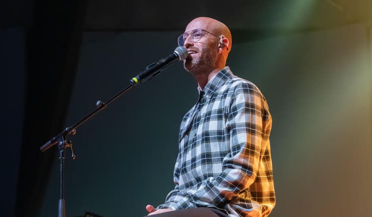 משורר שמסתכל בלבן של העיניים. ג'ימבו ג'יי בפסטיבל תל אביב (צילום: גיל רובינשטיין) ג'ימבו ג'יי בפסטיבל תל אביב