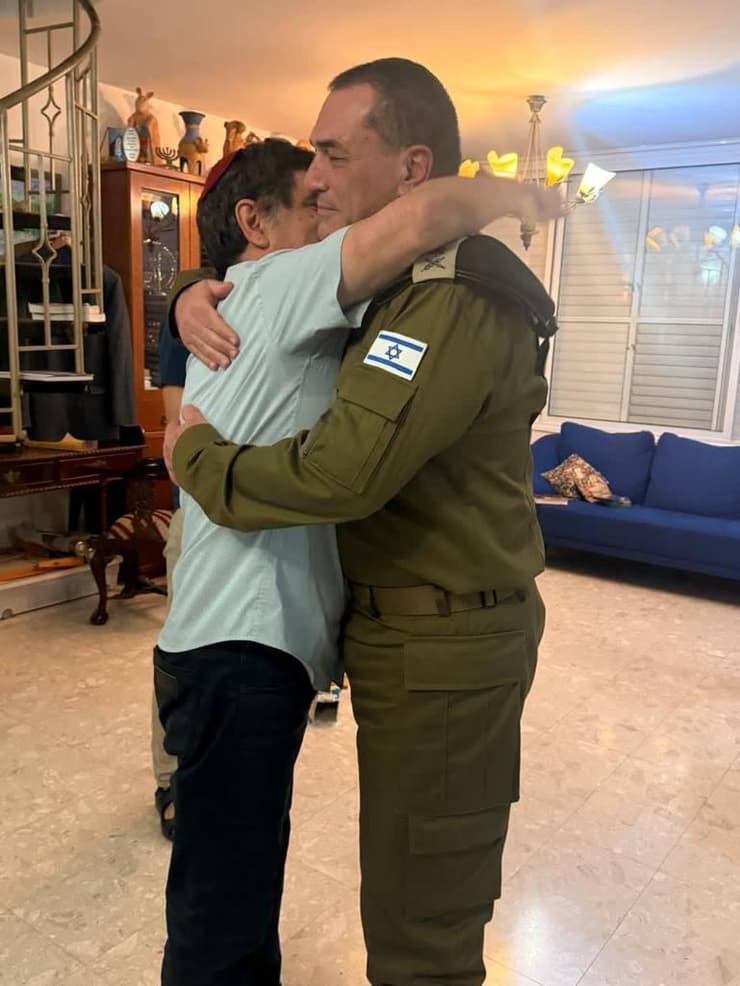 החיבוק של הרמטכ"ל ושמחה גולדין הרמטכ"ל נפגש עם משפחת גולדין