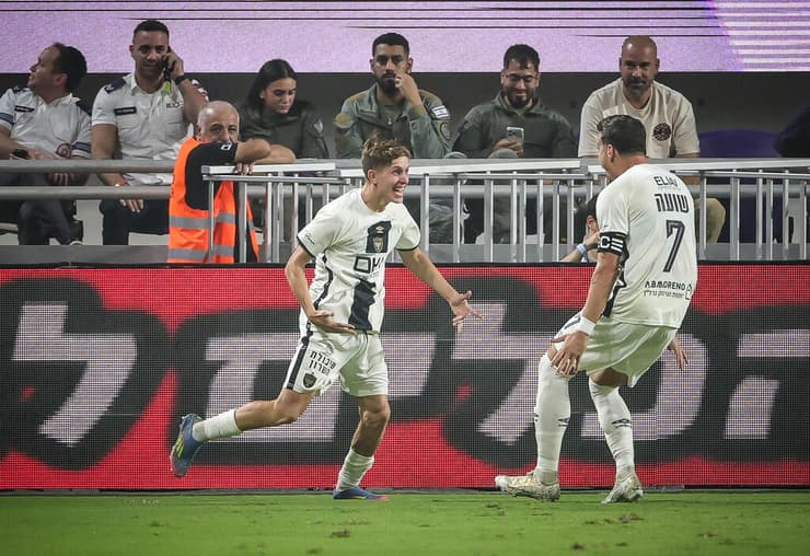 שחקן בית"ר ירושלים עדי יונה חוגג עם ירדן שועה