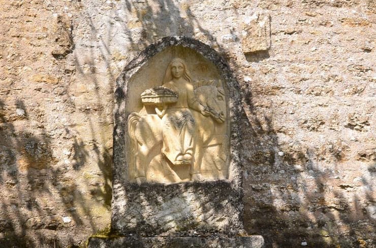 תבליט של האלה הקלטית אפונה וסוסיה