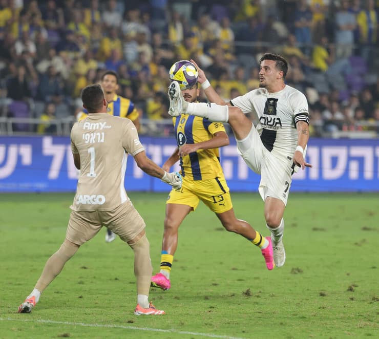 שחקן בית"ר ירושלים ירדן שועה מול שוער מכבי ת"א יואב ג'ראפי