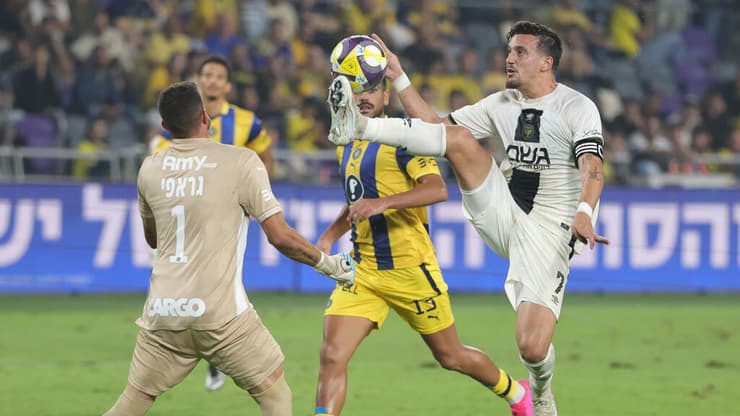 שחקן בית"ר ירושלים ירדן שועה מול שוער מכבי ת"א יואב ג'ראפי