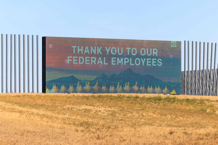 שלט בנמל התעופה של דנבר קולורדו ארה"ב השבתת ממשל