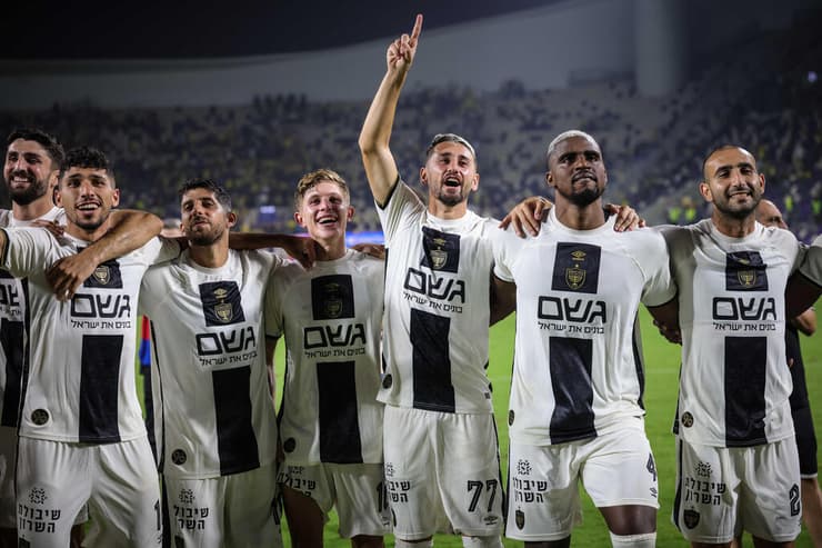 שחקני בית"ר ירושלים חוגגים