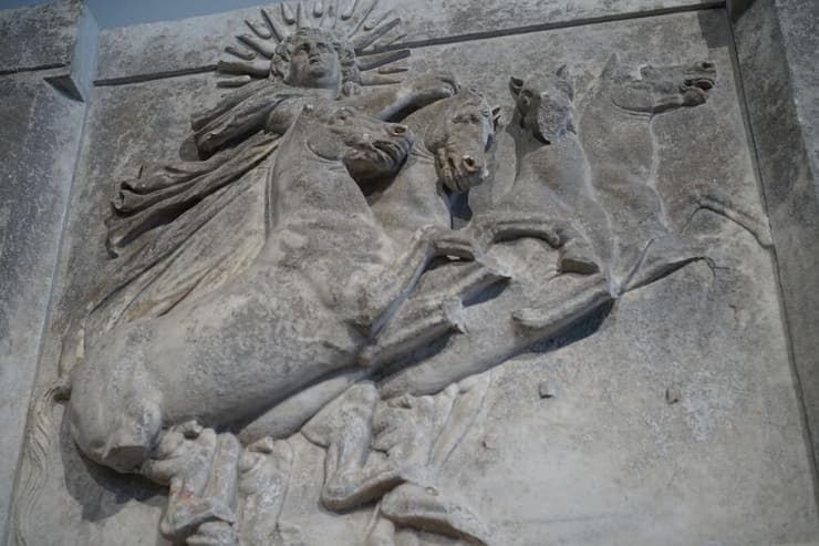 תבליט של הליוס, אל השמש, על מרכבתו שרתומה לארבעת סוסיו