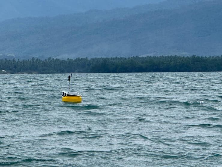 המצוף עם הפאנל הסולארי לניטור מתמשך