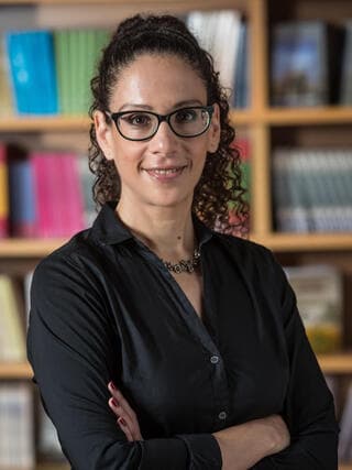 האסטרופיזיקאית פרופ' אלונה וזאן, מהמחלקה למדעי הטבע באוניברסיטה הפתוחה