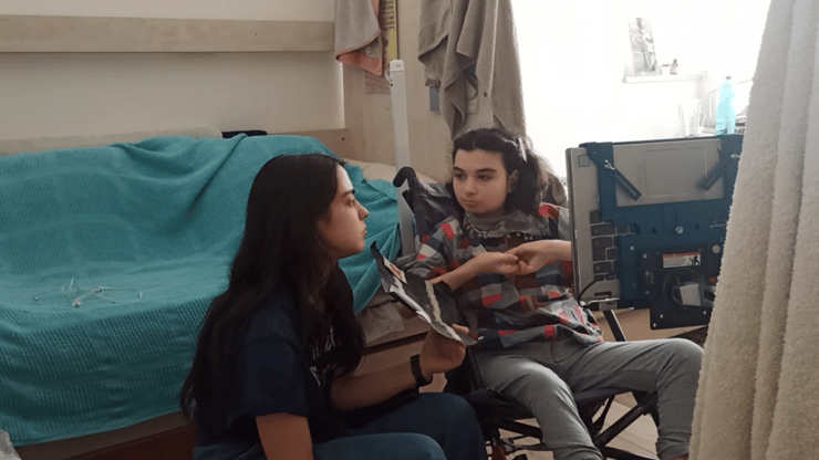 יהודית ואלישבע מתקשרות בעזרת מחשב תקשורת וכרטיסים