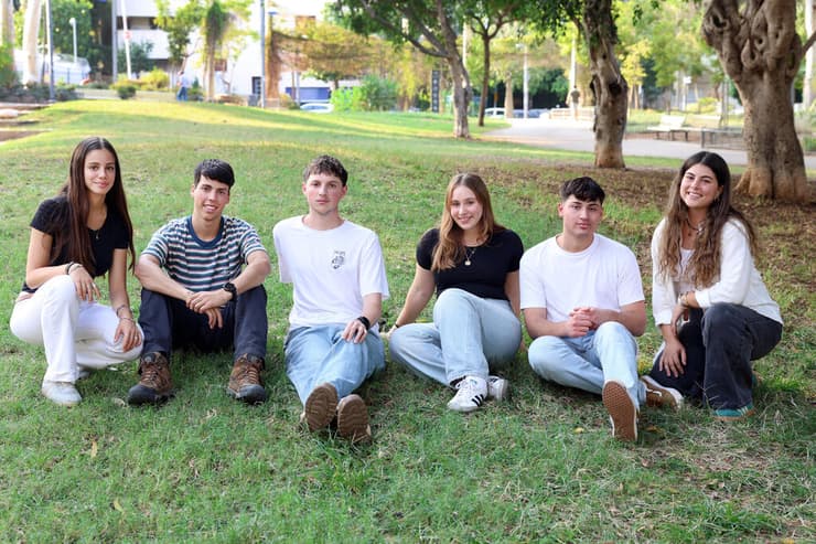 מימין לשמאל: ים צרפתי, בועז פוגודה, דפנה למדן, יותם שלום, נעם אולסוונג ועפר צדקיאלי