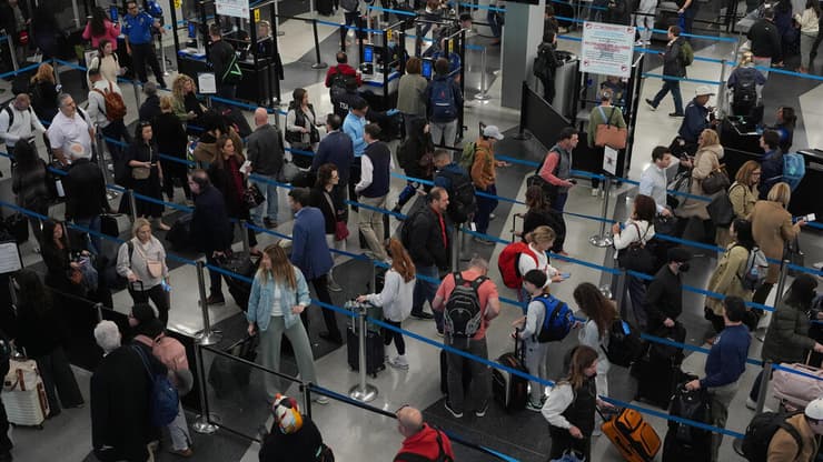 נוסעים בנמל התעופה של שיקגו ארה"ב השבתת ממשל