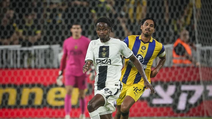 שחקן בית"ר ירושלים איילסון טבארש מול שחקן מכבי ת"א דור פרץ