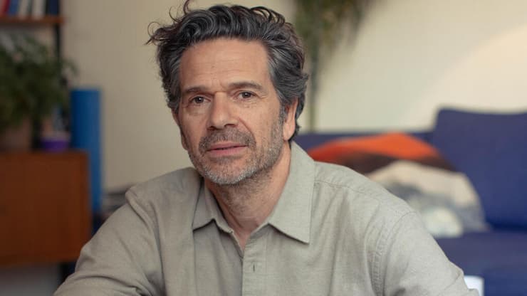 "אני לא כותב על המשפחה שלי כי אני חושב שזה יישמע מופרך לגמרי". ישי גולן (צילום: טל שחר) ישי גולן