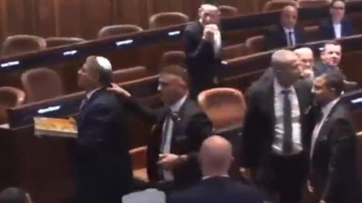 השר איתמר בן גביר מחלק בקלאוות לאחר שחוק עונש מוות למחבלים אושר בקריאה ראשונה