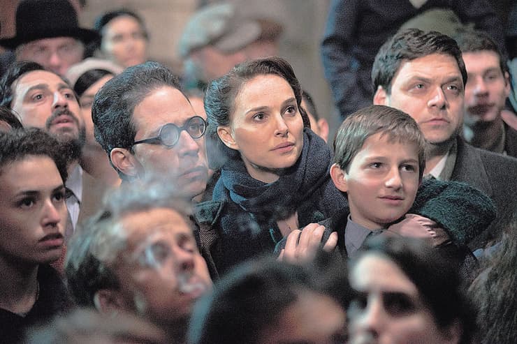 גלעד כהנא, בתפקיד אבא של עמוס עוז, ונטלי פורטמן בסרט 'סיפור על אהבה וחושך'