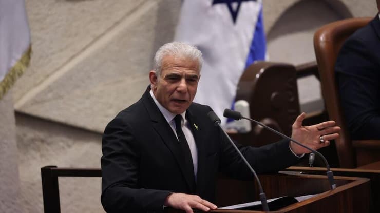 יאיר לפיד נואם בדיון 40 חתימות במליאת הכנסת