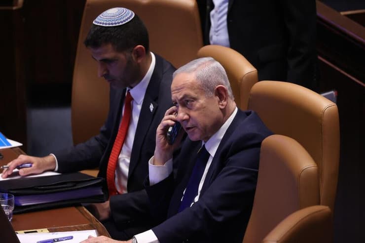 נתניהו מדבר בטלפון בזמן דיון 40 חתימות במליאת הכנסת