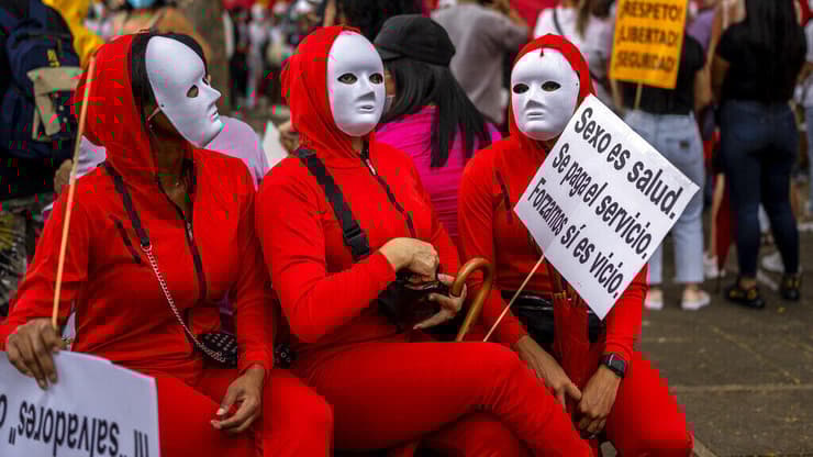 הפגנה בספרד ב-2022 נגד אימוץ "המודל הנורדי"