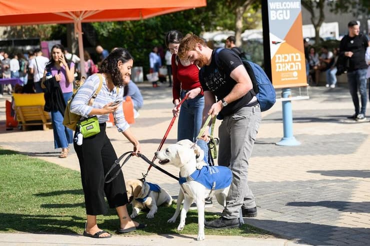 גורי הנחייה משוטטים ברחבי אוניברסיטת בן-גוריון